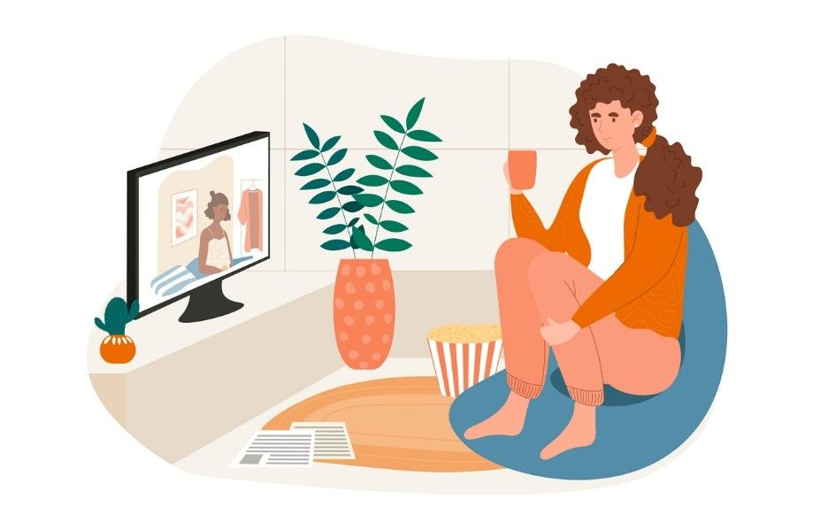 Eine Frau Mit Tasse in der Hand schaut Fernsehen