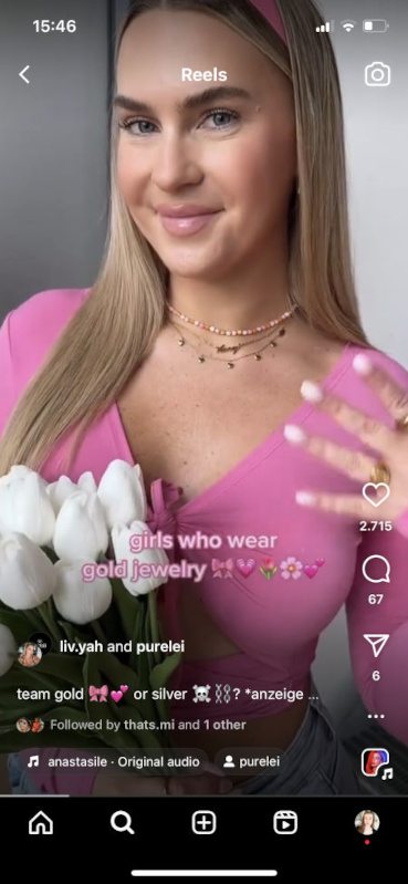 Screenshot eines Instagram Reels: Eine glückliche Frau zeigt einen goldenen Ring an der Hand. Beschriftung: "girls wo wear gold jewelry".