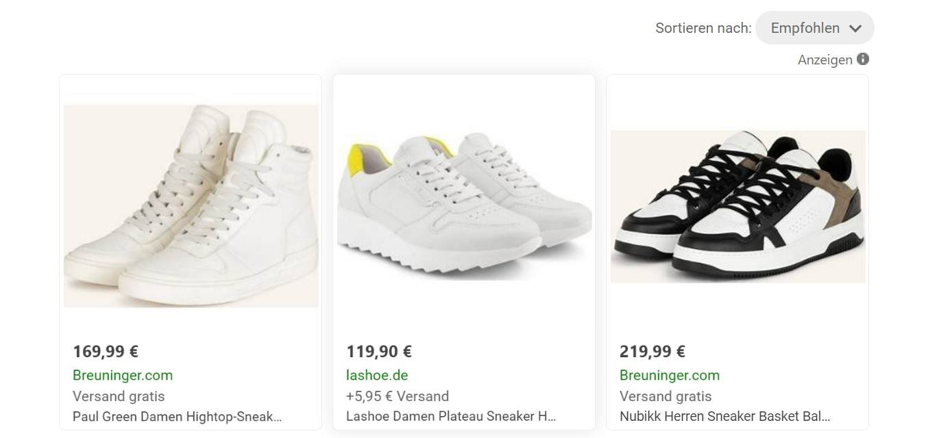 Screenshot von Shopping Anzeigen bei Bing. Sichtbar sind drei paar weiße Schuhe mit Preis und Versandkosten.