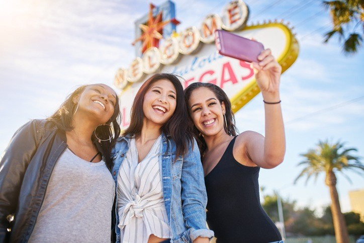 Freundinnen machen Selfies in Las Vegas.