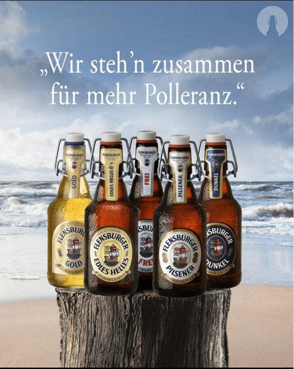 Mehrere Flensburger Flaschen stehen eng zusammen auf einem Baumstumpf. Beschriftung: "Wir steh'n zusammen für mehr Polleranz"