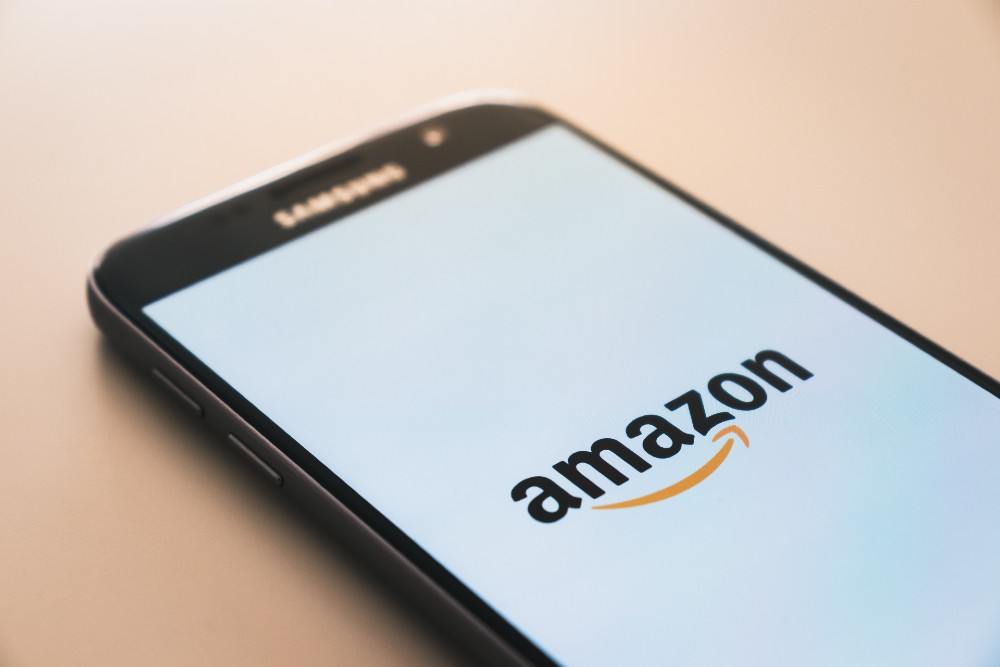 Amazon-Logo auf Handy-Bildschirm