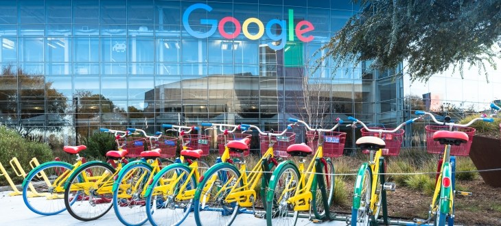Frontansicht des Google Headquarter. Fahrräder stehen davor.
