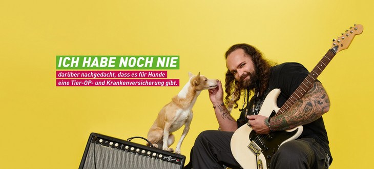 Ein Mann mit Gitarre und Hund. Beschriftung: 