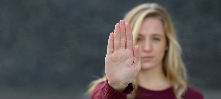 Frau zeigt eine Stopp-Geste.