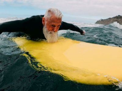 Mann auf gelben Surfbrett
