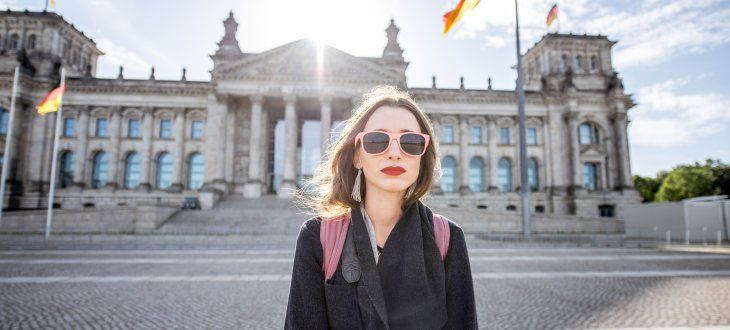 Frau steht vor dem Reichstagsgebäude in Berlin
