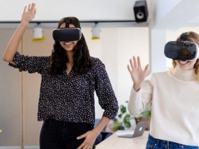Zwei Frauen testen Virtual Reality Headsets