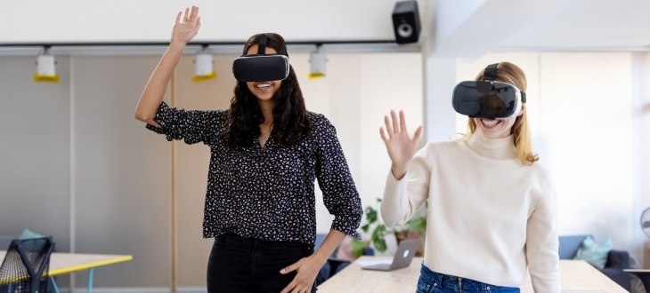 Zwei Frauen testen Virtual Reality Headsets