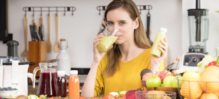 Junge Frau im gelben Pullover trinkt Rabenhorst-Saft