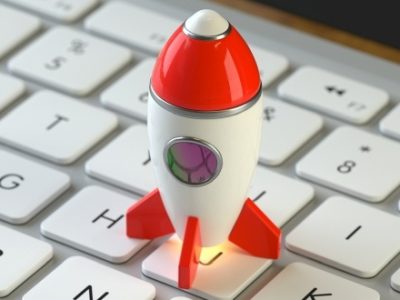 Eine Rakete steht auf einer Tastatur, bereit abzuheben