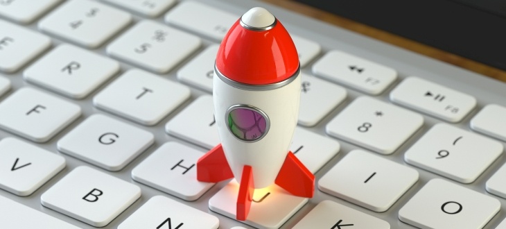 Eine Rakete steht auf einer Tastatur, bereit abzuheben