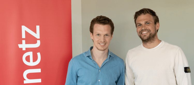 Patrick Pietruck und Moritz Fürste stehen vor einem web-netz Banner