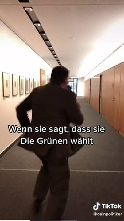 Screenshot eines TikTok Postings von Uwe Dorendorf: Er rennt in einem Gang davon. Beschriftung: "Wenn sie sagt, dass sie die Grünen wählt"
