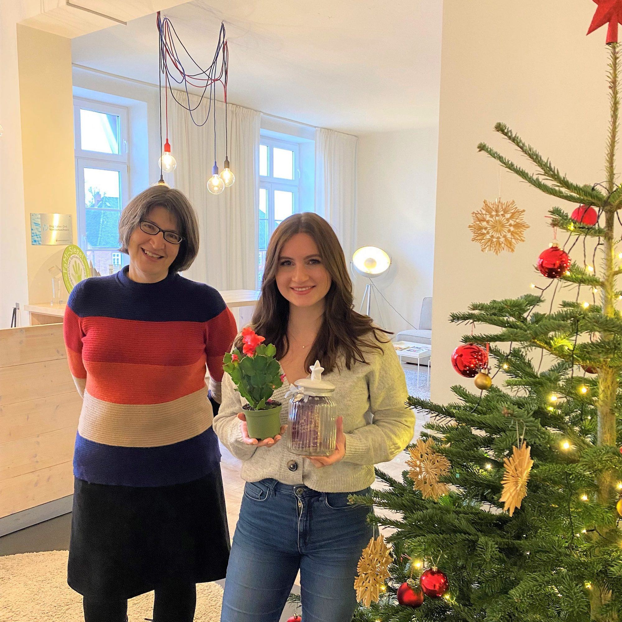 Svantje und Marie vor dem Weihnachtsbaum bei web-netz