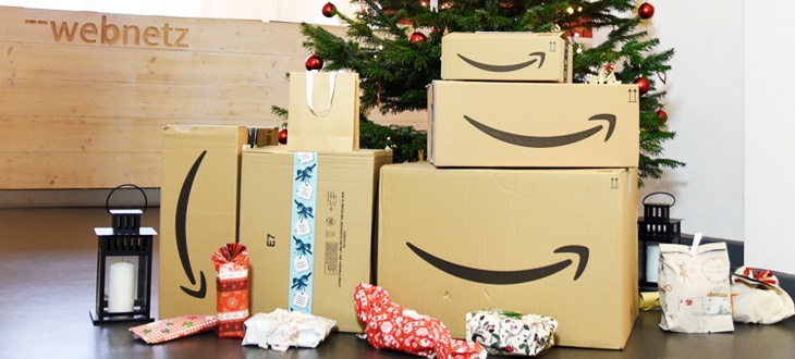 Amazon-Pakete vor dem Weihnachtsbaum
