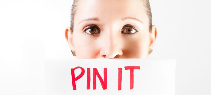 Frau mit Pin-It-Schild