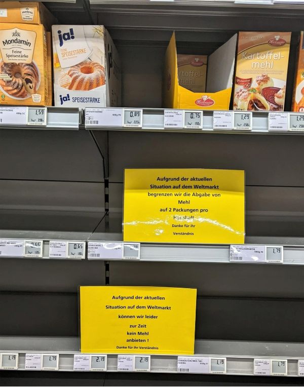 Bild eines leeren Mehlregals im Supermarkt