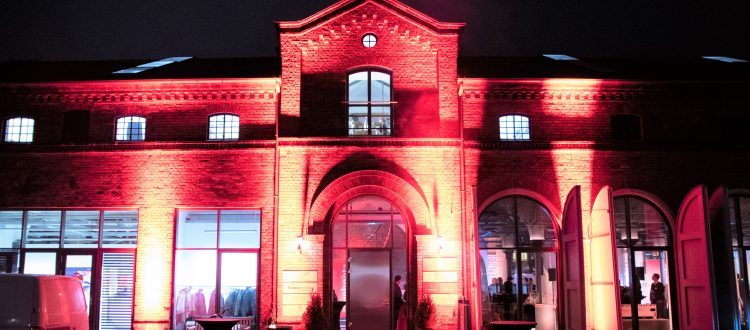 Der Kunstsaal in Lüneburg mit stimmungsvoller Beleuchtung